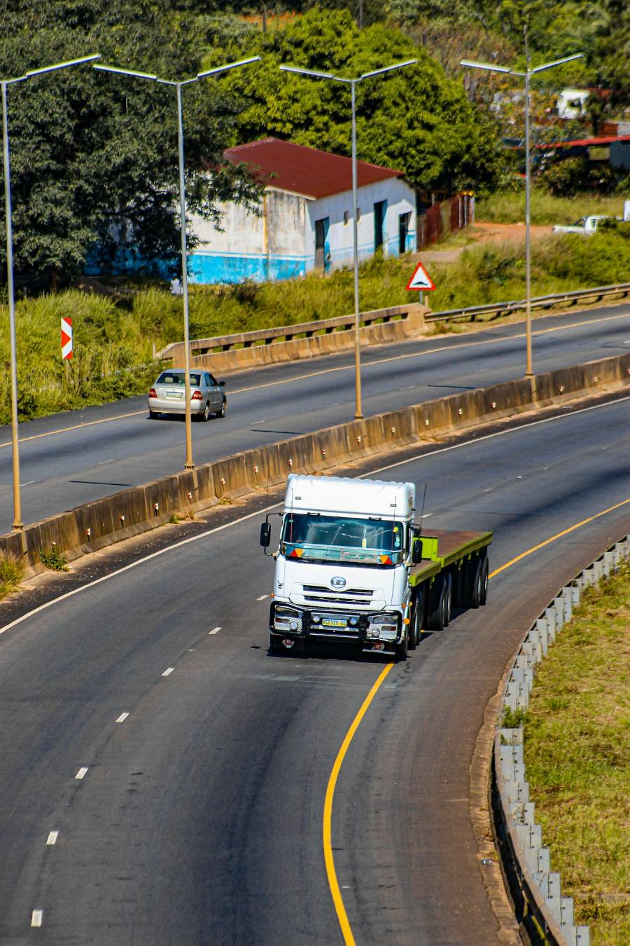 Caminhão com carroceria aberta em rodovia